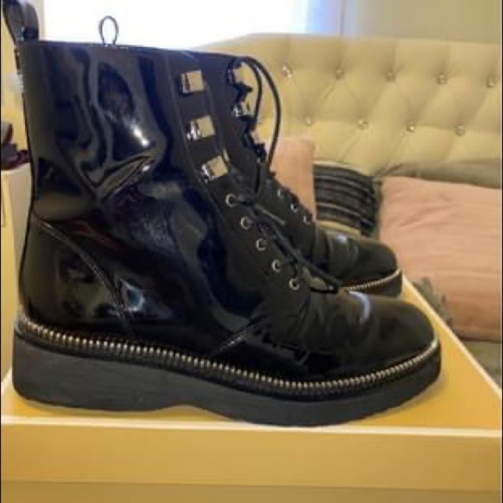 Michael Korda Boots